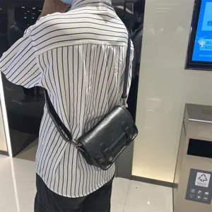 Vista dettagliata della borsa a tracolla nera da uomo in pelle, borsa messenger casual.