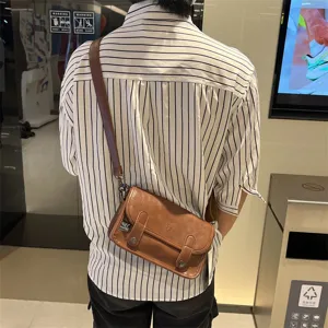 Borsa a tracolla da uomo in pelle marrone vintage borsa crossbody telefono vista dettaglio