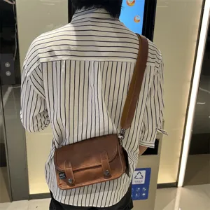 Borsa a tracolla uomo stile coreano retrò patta crossbody borsa casual strada vista dettaglio