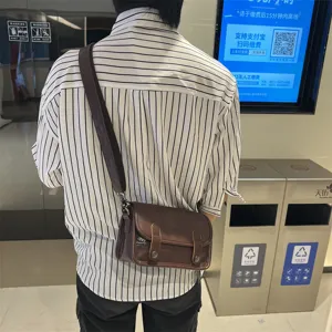 Borsa a tracolla da uomo in pelle marrone rétro con patta e cinturino largo, borsa casual elegante.