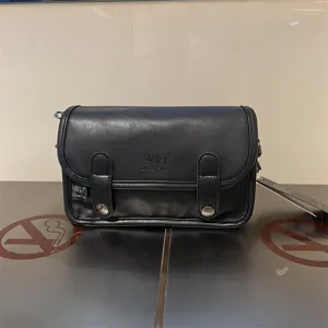 Borsa a tracolla nera in pelle da uomo stile retrò con patta fibbie in metallo dettaglio