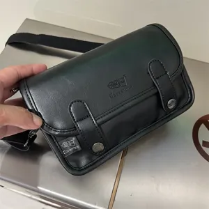 Borsa a tracolla in pelle nera da uomo, elegante borsetta casual con patta per cellulare.