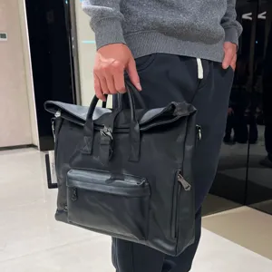 Sac bandoulière d'affaires rétro en cuir pour hommes avec boucle et poignées pour bureau.