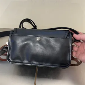Borsa a tracolla da uomo nera vista dettagliata, design con patta compatta per uso quotidiano