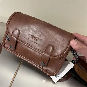Borsa da uomo marrone stile vintage con patta borsa a tracolla casual streetwear.