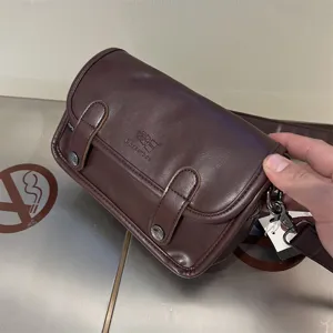 Borsa a tracolla retro marrone da uomo, elegante borsa crossbody in pelle PU per uso quotidiano.