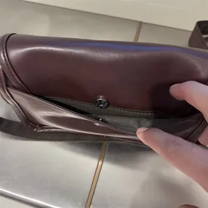 Borsa a tracolla marrone da uomo vista dettagliata pelle patta borsa messenger telefono