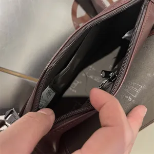 Borsa a tracolla marrone da uomo dettaglio interno con fodera e tasca con zip