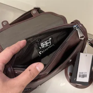Borsa a tracolla marrone da uomo dettaglio interno con etichetta del marchio e tasca con zip.