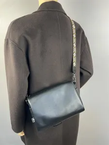 Sac bandoulière pour homme en cuir souple avec bandoulière à motif élégant pour un usage quotidien.