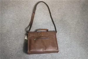 Vista dettagliata della borsa a tracolla marrone da uomo, con spallacci regolabili e tasca.