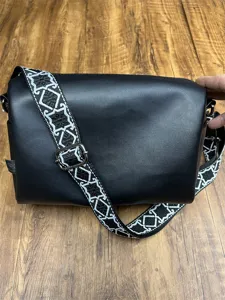 Sac bandoulière en cuir souple pour homme avec sangle à motif stylé, sac de mode quotidien.