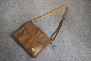 Dettaglio borsa a tracolla in pelle marrone, borsa casual da lavoro per uomo elegante.