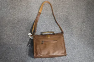 Vista dettagliata della tasca con zip, della maniglia e della tracolla della borsa in pelle marrone.