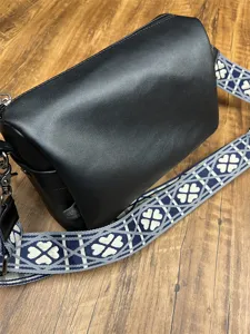 Sac bandoulière élégant en cuir noir pour hommes avec large sangle à motif bleu unique.