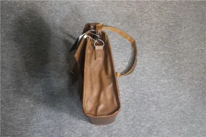 Borsa a tracolla marrone da uomo vista dettagliata, borsa casual in ecopelle con cinghia.