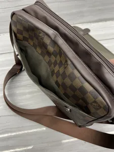 Sac a bandouliere carrele marron pour homme, sac messenger en cuir pu vintage detail.