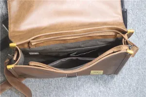 Dettaglio interno della borsa a tracolla in pelle marrone da uomo con scomparti.