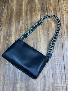 Sac bandouliere homme en cuir souple noir avec sangle large a motif geometrique decontracte.