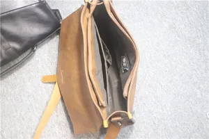 Borsa a tracolla marrone da uomo dettaglio interno tasche multiple borsa casual business.