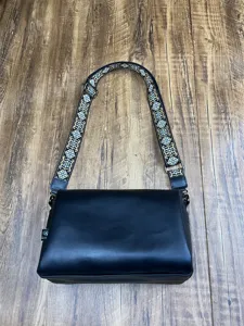 Sac bandoulière souple pour homme avec large sangle géométrique ethnique, vue détaillée