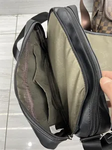 Sac bandoulière en cuir PU noir pour homme avec plusieurs compartiments pratiques.