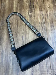 Elégant sac bandoulière homme en cuir noir avec sangle à motifs stylée pour homme