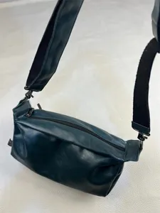 Men vintage dark green crossbody bag detail view, casual leather messenger bag for daily wear.