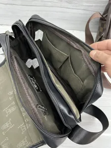 Vue détaillée de la structure intérieure du sac messager en cuir PU à plusieurs compartiments.