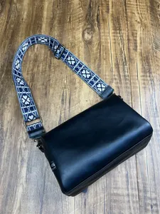 Sac bandoulière souple en cuir pour homme avec large sangle à motif élégant pour urbain.