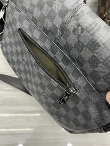 Sac bandoulière à carreaux pour hommes, élégant sac messenger en cuir PU pour le voyage.