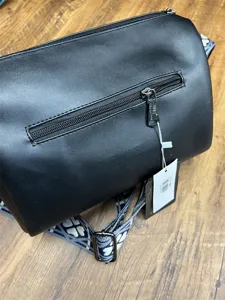 Sac bandoulière en cuir noir avec sangle à motif trèfle bleu, sac quotidien élégant.