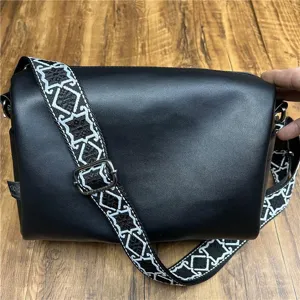 Sac bandoulière en cuir noir pour homme avec large bandoulière à motif élégant et pratique