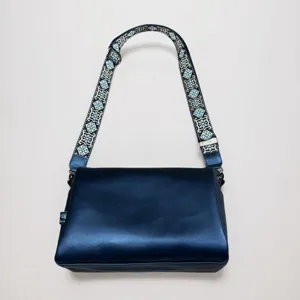 Sac bandouliere en cuir souple pour homme avec sangle a motif, sac a epaule elegant et mode.