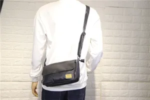 Borsa a tracolla nera da uomo, borsa messenger vintage retro per lo stile di strada casual.