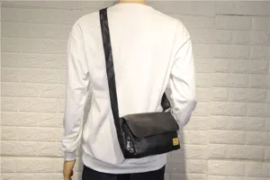 Borsa a tracolla nera elegante da uomo borsa retro crossbody per stile urbano