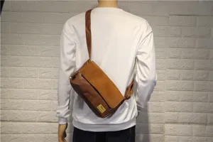 Dettaglio in primo piano borsa a tracolla retrò in pelle PU marrone, borsa vintage.