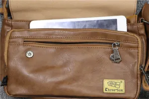 Dettaglio borsa a tracolla vintage marrone da uomo, borsa messenger casual con tasca zip.