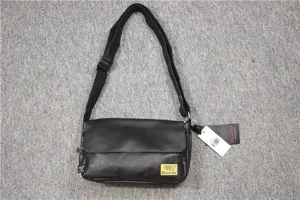Vista dettagliata della borsa a tracolla nera retrò con chiusura a patta e tracolla regolabile