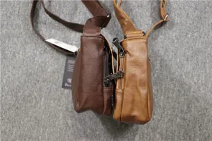 Borsa a tracolla rétro in pelle da uomo dettaglio con cerniera e spessore laterale.