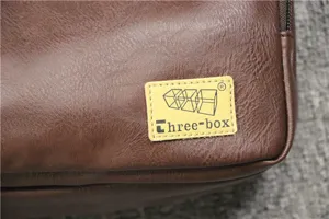 Primo piano dettagliato dell'etichetta del marchio della borsa a tracolla in pelle.