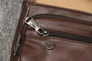 Dettaglio borsa a tracolla marrone scuro in pelle PU da uomo, borsa vintage con zip metallica.