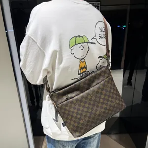 Sac bandoulière à carreaux décontracté pour homme élégant sac de messager pour voyage.