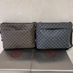 Sac bandouliere pour homme avec motif a carreaux classique, sac de voyage etanche et style.