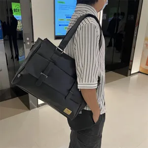 Sac bandoulière homme en cuir noir, sac de voyage ordinateur portable style business.