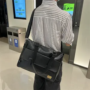 Vue détaillée d'un sac bandoulière homme en cuir PU noir avec sangle et accessoires en métal.