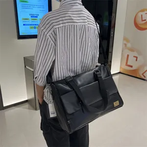 Sac bandoulière en cuir noir pour homme sacoche business décontractée détail