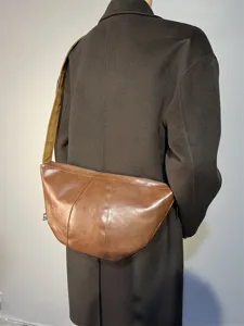 Retro brown leather crossbody dumpling bag for daily commuting and cycling. Stylish retro design.