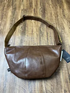 Retro brown mens dumpling bag, stylish crossbody shoulder bag for daily commute and cycling.