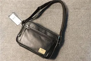 Modische Herren Freizeit Umhaengetasche stylish Fashion kleine Kurztasche Detailansicht